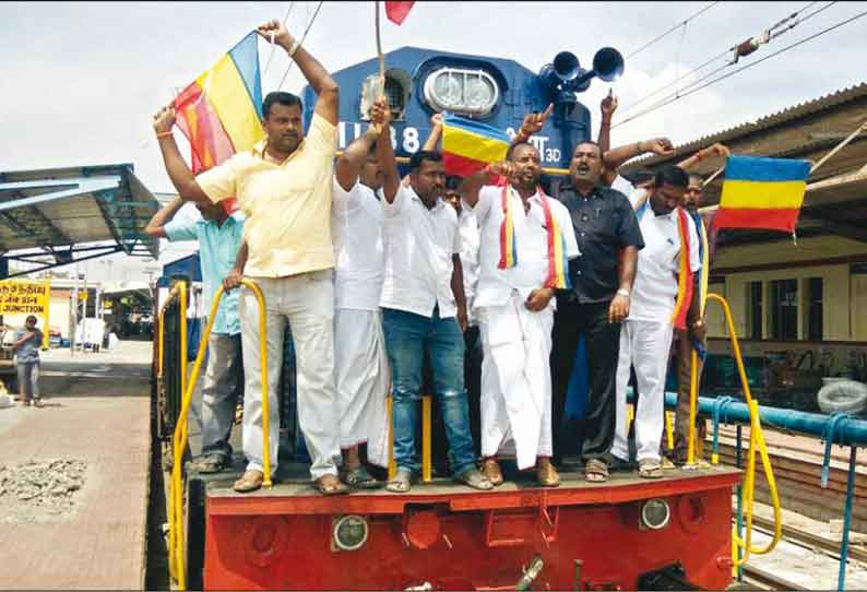 காவிரி மேலாண்மை வாரியம் அமைக்கக்கோரி ரெயில்-சாலை மறியல் போராட்டத்தில் ஈடுபட்டவர்கள் கைது