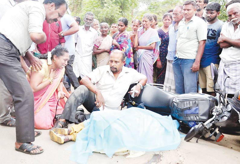 மோட்டார் சைக்கிளில் சென்ற போது விபத்து: பஸ் சக்கரத்தில் சிக்கி பெண் தலை நசுங்கி சாவு