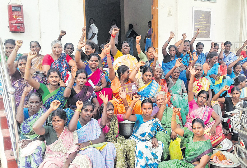 தேசிய ஊரக வேலை வழங்கக்கோரி வட்டார வளர்ச்சி அலுவலகம் முற்றுகை