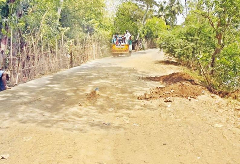 சேதமடைந்த நிலையில் உள்ள சாலையை சீரமைக்க வேண்டும் பொதுமக்கள் கோரிக்கை