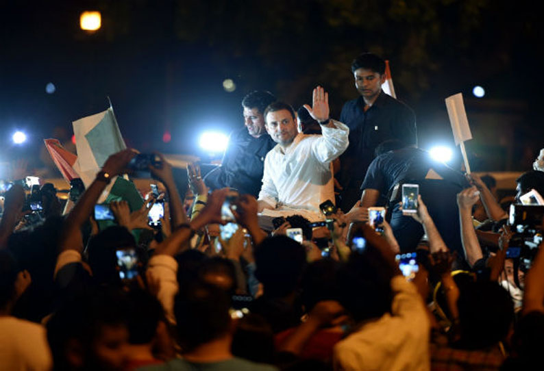 டெல்லி இந்தியா கேட் பகுதியில் ராகுல் காந்தி மெழுகுவர்த்தி ஏந்தி நள்ளிரவில் பேரணி 201804130615391764_Rahul-Gandhi-Leads-Candlelight-Vigil-In-Delhi-Demanding_SECVPF