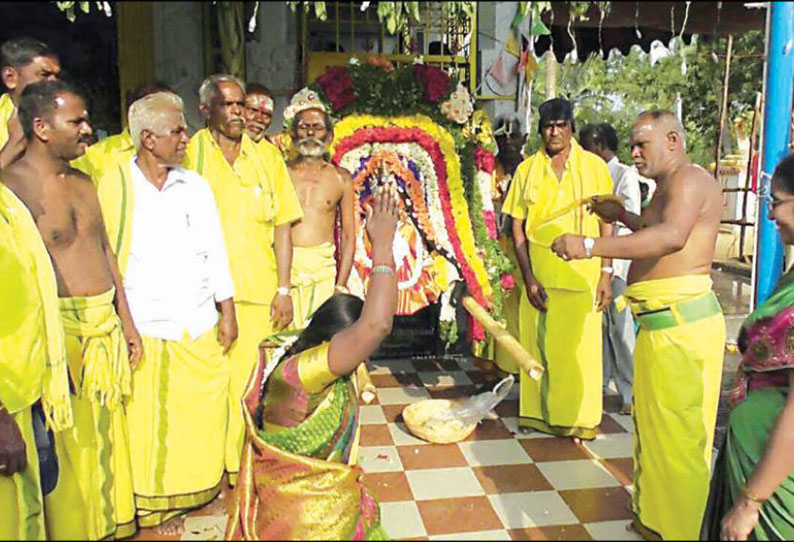 முத்து மாரியம்மன் கோவில் பங்குனி திருவிழா: சாட்டையால் அடித்து பேய் விரட்டும் நிகழ்ச்சி