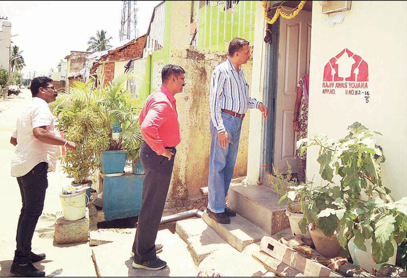 ஏழைகளுக்கு கட்டிக்கொடுக்கப்பட்ட இலவச வீடுகளில் அரசு ஊழியர்கள் வசித்து வருவது அம்பலம்