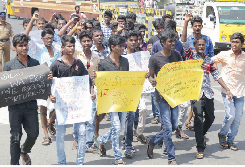 சேலம் கலெக்டர் அலுவலகத்தை முற்றுகையிட்டு மாணவர்கள் போராட்டம்