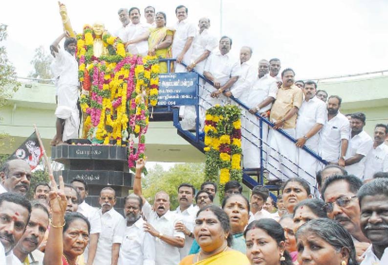 பிறந்தநாளையொட்டி அம்பேத்கர் சிலைக்கு அரசியல் கட்சியினர் மாலை அணிவித்து மரியாதை