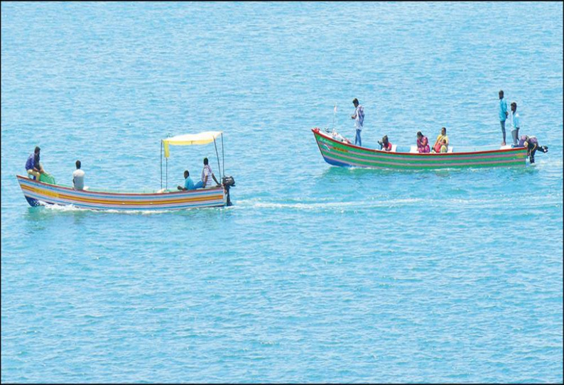 பாம்பனில் தடையை மீறி மீன்பிடி படகில் சுற்றுலா பயணிகள் ஆபத்தான பயணம்