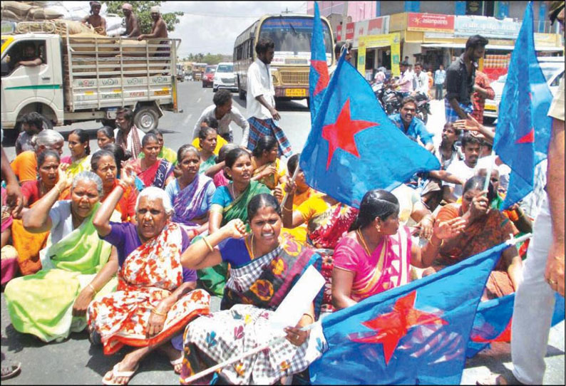 கோவில் விழாவில் தாக்குதலில் ஈடுபட்டவர்கள் மீது நடவடிக்கை எடுக்கக்கோரி சாலை மறியலில் ஈடுபட்ட 70 பேர் கைது