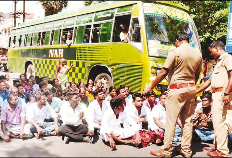 விநாயகர் கோவில் இடித்து அகற்றம்: 2-வது நாளாக பொதுமக்கள் சாலை மறியல்