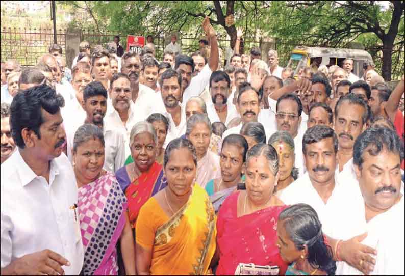 சப்பர பவனிக்கு போலீசார் தடைவிதித்ததை கண்டித்து  பொதுமக்கள் முற்றுகை