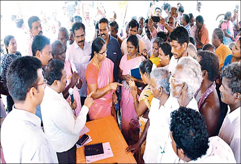 குடிநீர் பிரச்சினையை தீர்க்கக்கோரி அரசு அதிகாரிகளை கிராம மக்கள் முற்றுகை