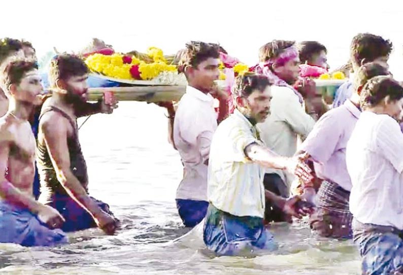 சுடுகாட்டுக்கு செல்ல பாதை வசதியில்லாததால் இறந்தவர்களின் உடலை ஆற்றுக்குள் எடுத்து செல்லும் அவலம்