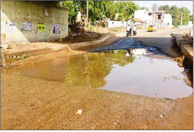 குழாய் உடைப்பால்  வீணாகும் காவிரி கூட்டுக்குடிநீர்