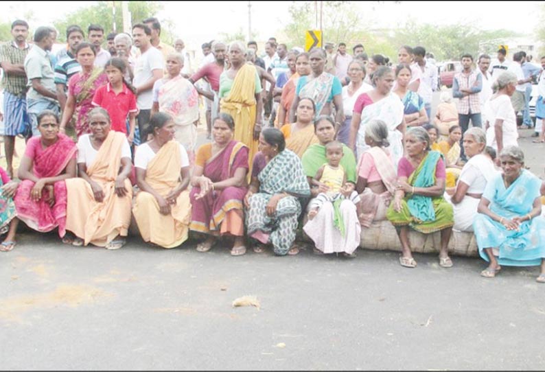 மதுவிற்றவரை கைது செய்யக்கோரி பொதுமக்கள் சாலை மறியல் போக்குவரத்து பாதிப்பு