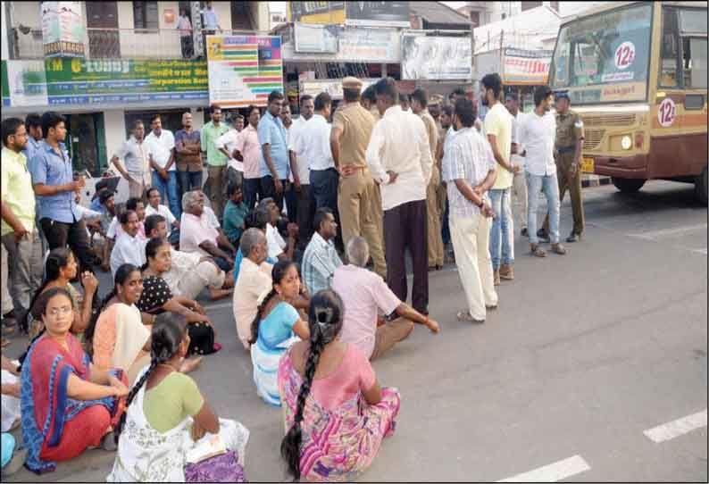 நாமக்கல் நகராட்சி ஆய்வாளர் மீது தாக்குதல்: ஊழியர்கள் சாலைமறியலில் ஈடுபட்டதால் பரபரப்பு