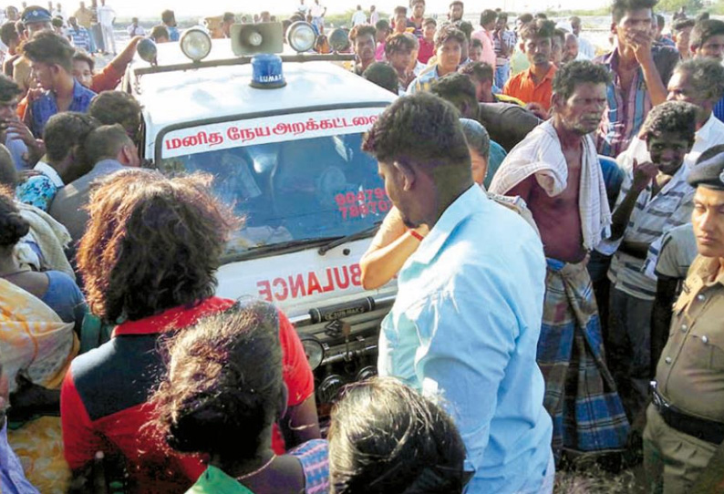 தேவிபட்டினம் அருகே மோட்டார் சைக்கிள் மீது கார் மோதல்: மாணவர் உள்பட 2 பேர் பலி, பொதுமக்கள் ஆர்ப்பாட்டம்