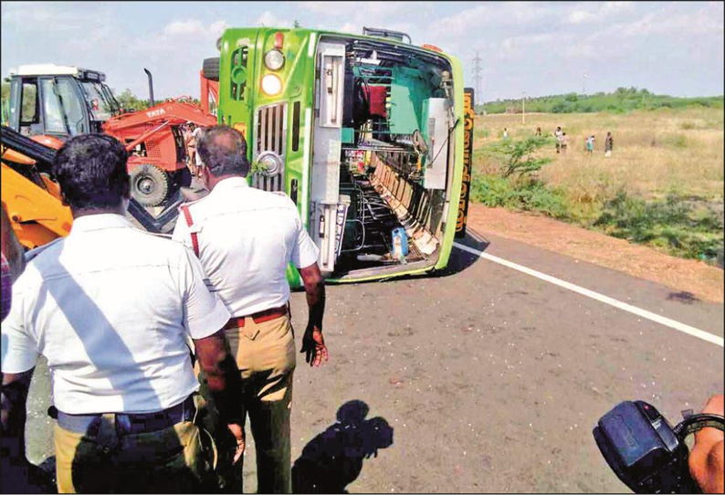 ஸ்ரீவில்லிபுத்தூர் அருகே பஸ் கவிழ்ந்தது: கல்லூரி மாணவி, சிறுமி பலி