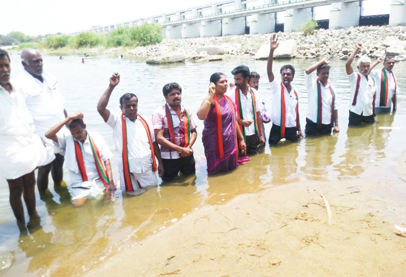 மேலாண்மை வாரியம் அமைக்க கோரி காவிரி ஆற்றில் முழங்காலிட்டு போராட்டம் 211 பேர் கைது