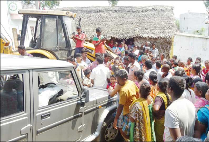 பொதுகுழாய் இணைப்பை மீண்டும் வழங்கக்கோரி அதிகாரிகள் வாகனங்களை பொதுமக்கள் சிறைபிடிப்பு