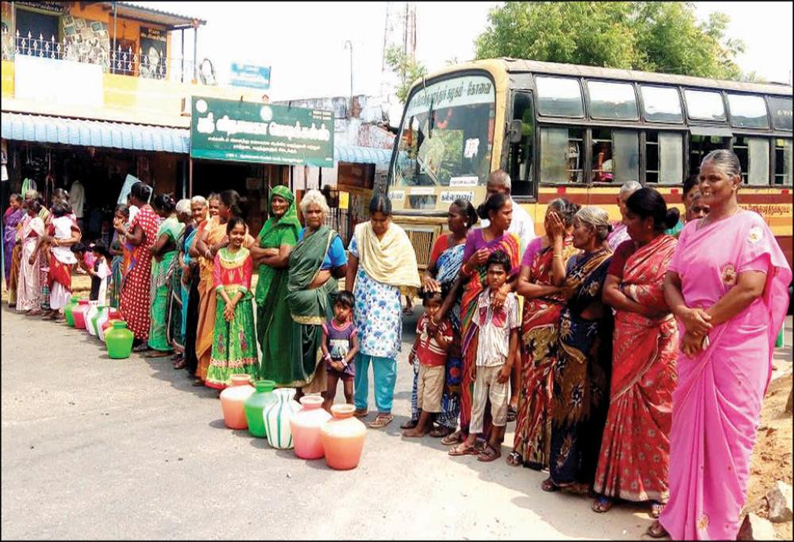 தளி அருகே குடிநீர் வழங்கக்கோரி காலிக்குடங்களுடன் பொதுமக்கள் சாலை மறியல்