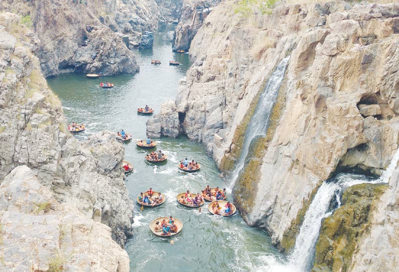 கோடை விடுமுறையையொட்டி ஒகேனக்கல்லில் சுற்றுலா பயணிகள் குவிந்தனர்