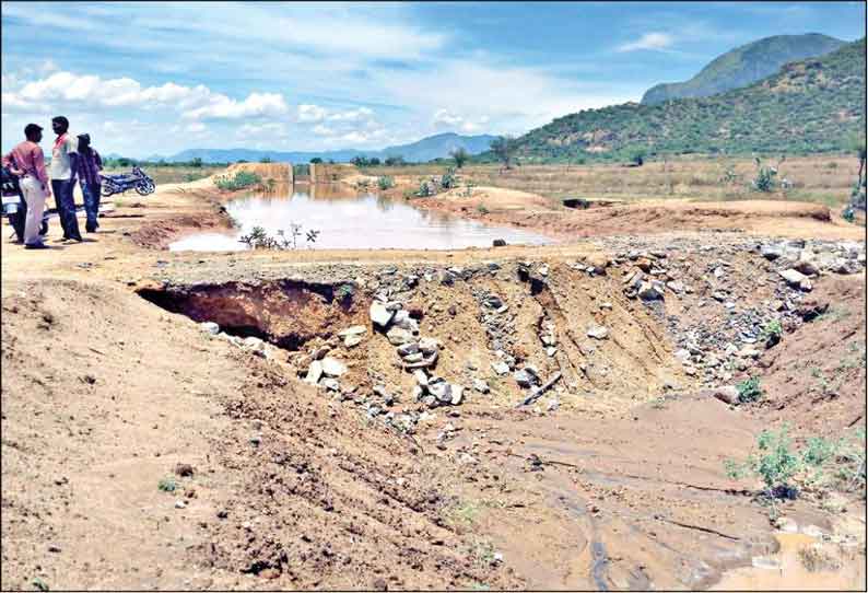 போடி அருகே 18-ம் கால்வாயின் குறுக்கே பாதை அமைத்திருப்பதால் விவசாயம் பாதிப்பு