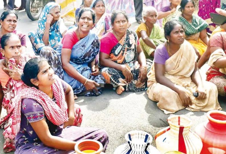 குடிநீர் கேட்டு காலிக்குடங்களுடன் பெண்கள் சாலை மறியல் 3 மணி நேரம் போக்குவரத்து பாதிப்பு