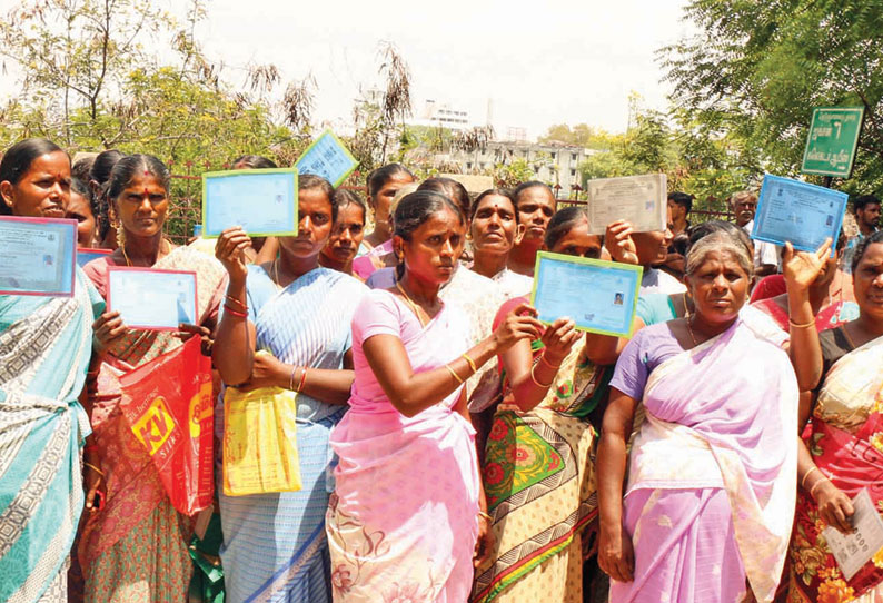 நெல்லை கலெக்டர் அலுவலகத்தில் ஊரக திட்டத்தில் வேலை கேட்டு கிராம மக்கள் முற்றுகை