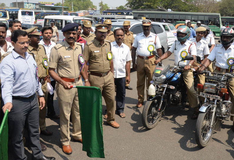 சாலை பாதுகாப்பு விழிப்புணர்வு ஊர்வலம் கலெக்டர் தொடங்கி வைத்தார்