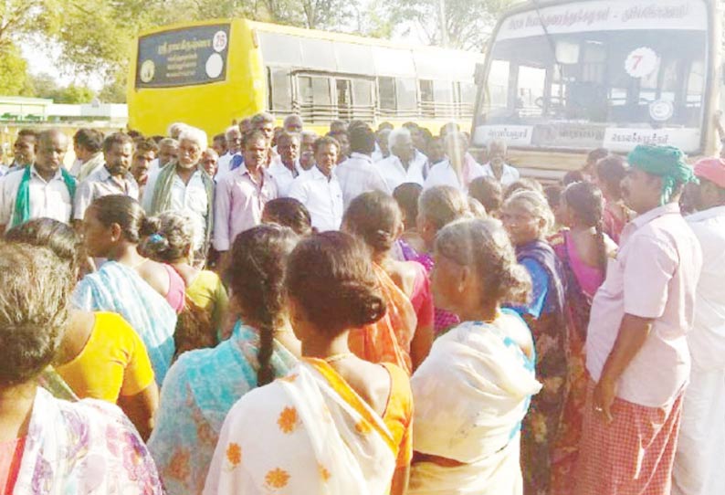 கூட்டுறவு சங்கங்களுக்கு அதிகாரிகள் வராததை கண்டித்து தி.மு.க.வினர் சாலை மறியல்