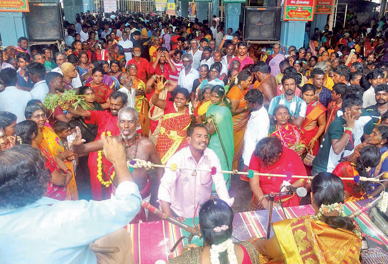 குலசேகரன்பட்டினம் முத்தாரம்மன் கோவிலில் ஆடிக்கொடை விழா திரளான பக்தர்கள் சாமி தரிசனம்