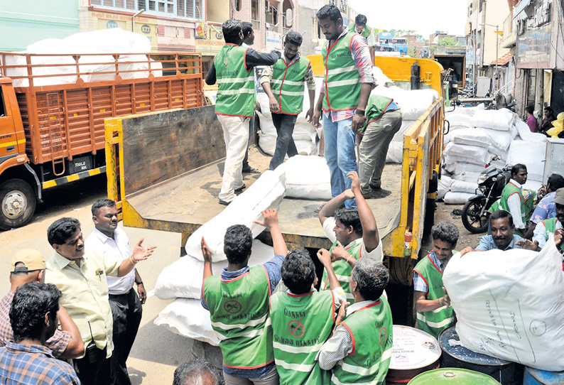 யானைகவுனியில் ரூ.10 லட்சம் பிளாஸ்டிக் பைகள் பறிமுதல் மாநகராட்சி அதிகாரிகள் நடவடிக்கை