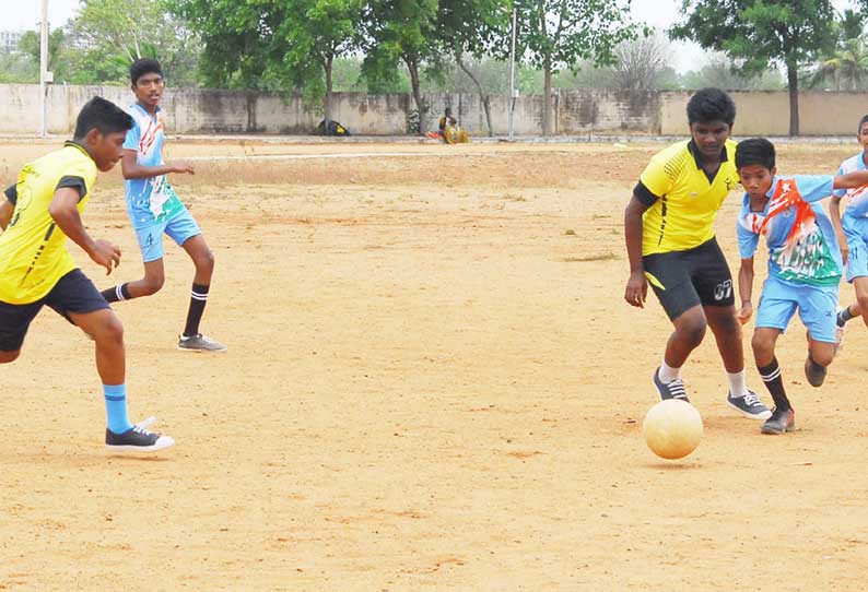 குன்னம் குறுவட்ட அளவில் மாணவிகளுக்கான கால்பந்து போட்டி குரும்பலூர் அரசு பள்ளி முதலிடம்