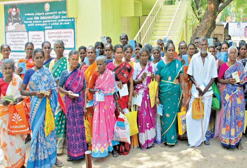 மண்எண்ணெய் வழங்கக்கோரி தாலுகா அலுவலகத்தை முற்றுகையிட்டு கிராமமக்கள் போராட்டம்