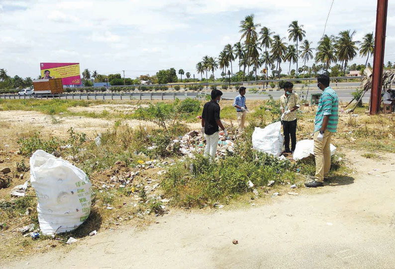 எக்ஸல் கல்லூரி சார்பில் பிளாஸ்டிக் குப்பைகள் அகற்றும் பணி