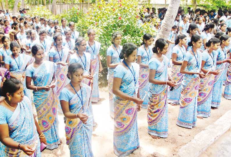 கருணாநிதி குணமடைய வேண்டி பள்ளி-கல்லூரி மாணவர்கள் மெழுகுவர்த்தி ஏந்தி பிரார்த்தனை