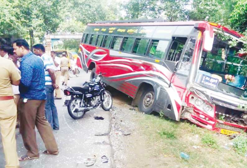 தனியார் பஸ் மோதி விபத்து: மோட்டார் சைக்கிளில் சென்ற பெயிண்டர் பலி 2 மாணவர்கள் படுகாயம்