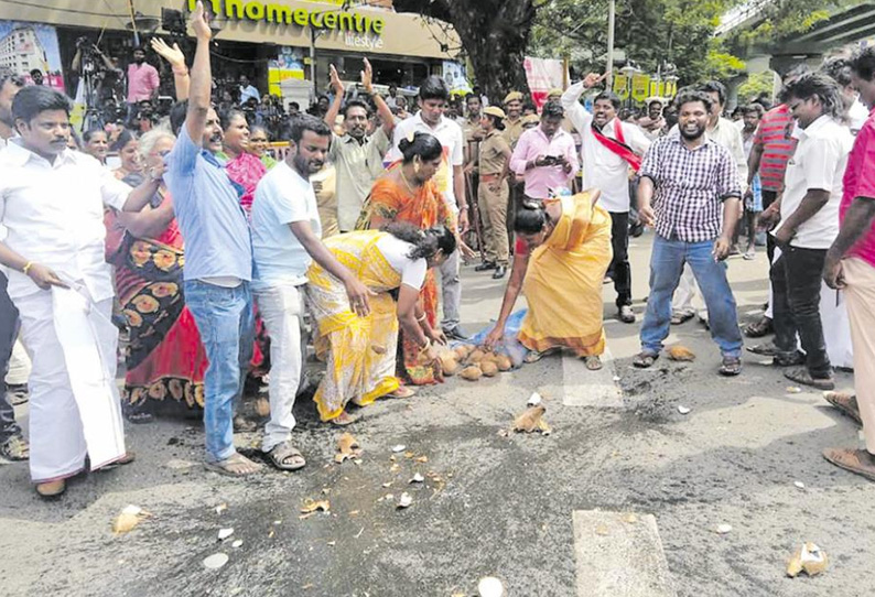 கருணாநிதி உடல்நிலை தேறியதால் தி.மு.க.வினர் உற்சாகம் காவேரி ஆஸ்பத்திரி முன்பு 94 தேங்காய்கள் உடைப்பு