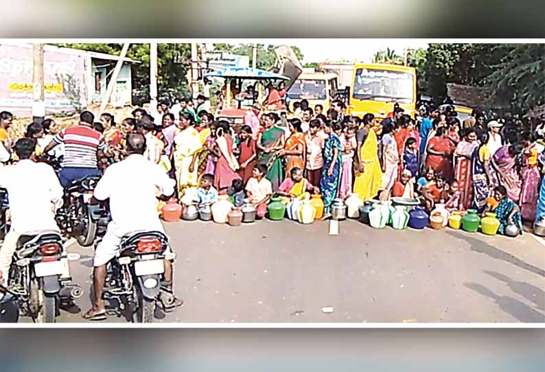 குடிநீர் கேட்டு  கிராம மக்கள் சாலை மறியல்