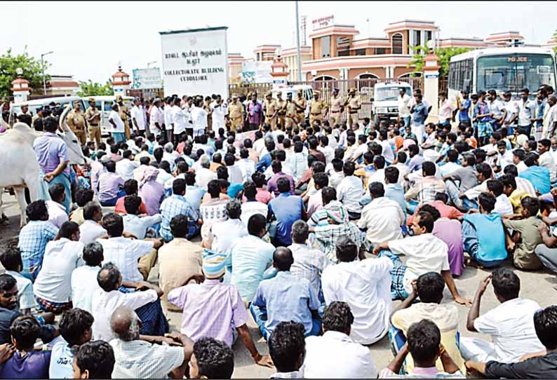 மணல் குவாரி அமைக்க கோரி மாட்டு வண்டிகளில் வந்து கலெக்டர் அலுவலகத்தை முற்றுகையிட்ட தொழிலாளர்கள்