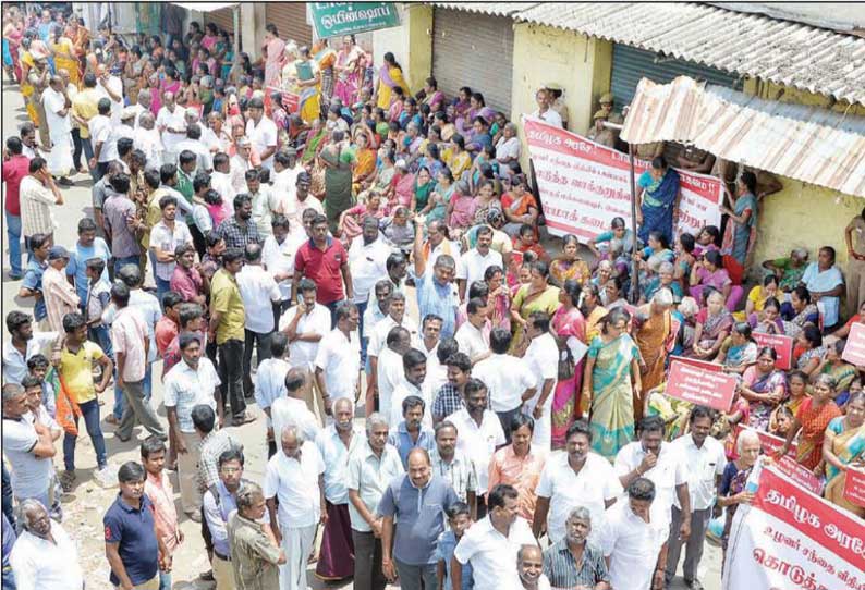 திருப்பூரில் எதிர்ப்பை மீறி திறக்கப்பட்ட டாஸ்மாக் கடையை முற்றுகையிட்ட பொதுமக்கள் போராட்டத்தின் போது உணவு சமைக்க முயன்றதால் பரபரப்பு