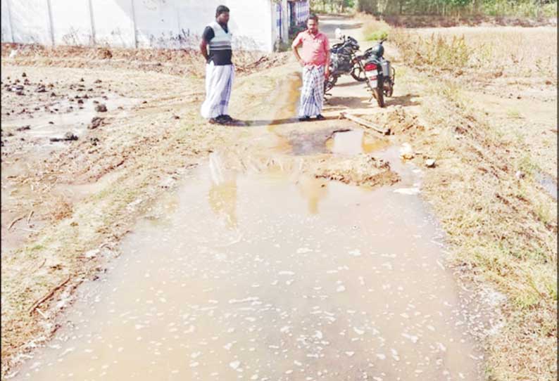 கொள்ளிடம் கூட்டு குடிநீர் குழாயில் உடைப்பு: சாலையில் தண்ணீர் வீணாக வெளியேறும் அவலம்