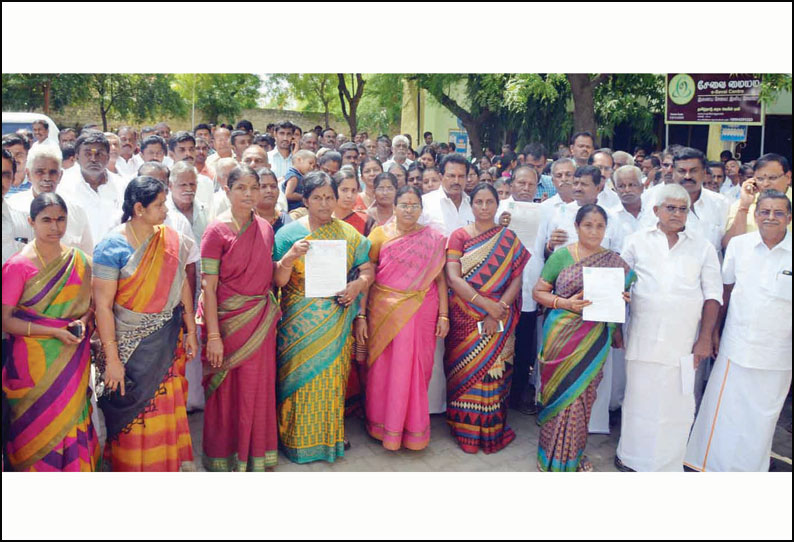 சிலை திருடப்பட்டதாக பொய் புகார்; கைதானவர்களை விடுவிக்க வேண்டும், 300-க்கும் மேற்பட்டவர்கள் கலெக்டரிடம் மனு