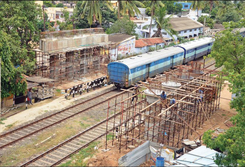 கோவை ஆவாரம்பாளையம் ரெயில்வே மேம்பால பணிகள் தாமதம் விரைந்து முடிக்க பொதுமக்கள் கோரிக்கை