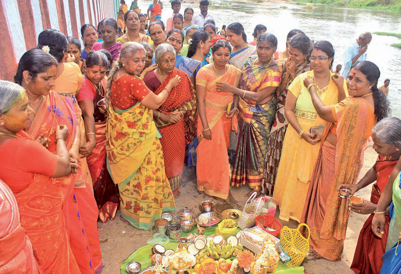 நெல்லை தாமிரபரணி ஆற்றில் ஆடிப்பெருக்கு விழா திரளான பெண்கள் பூஜை செய்து வழிபாடு