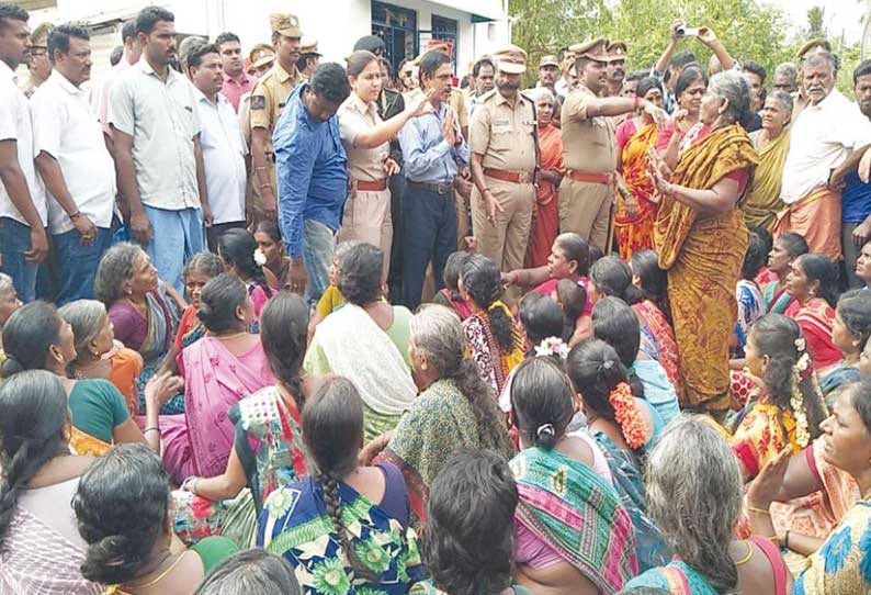 திருக்கனூர் அருகே ஆலய நுழைவு போராட்டத்துக்கு எதிர்ப்பு: கிராம மக்கள் மீது போலீசார் தடியடி