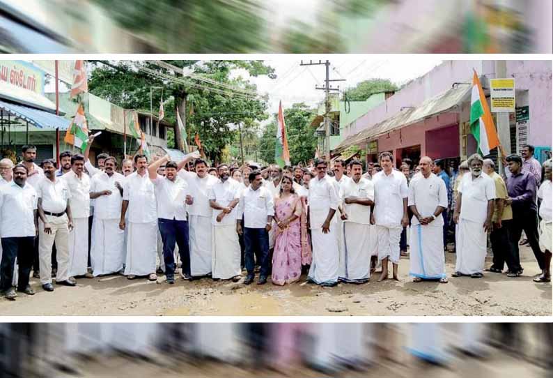 குழித்துறை அருகே சாலையை சீரமைக்கக்கோரி காங்கிரசார் மறியல்