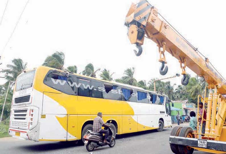 நாகர்கோவில் அருகே ஆம்னி பஸ் மீது கிரேன் மோதியது; கண்ணாடிகள் உடைந்ததால் பரபரப்பு