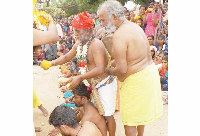 வீரலெட்சுமி அம்மன் கோவிலில் ஆடித்திருவிழா தலையில் தேங்காய் உடைத்து பக்தர்கள் நேர்த்திக்கடன்