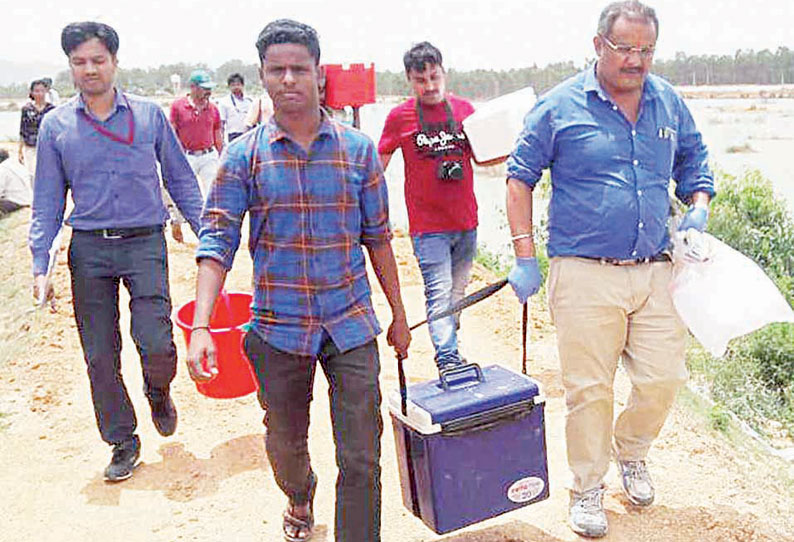 ரசாயனம் கலந்ததாக புகார் லட்சுமிசாகரா ஏரியில் இருந்து தண்ணீரை ஆய்வுக்காக எடுத்து சென்ற அதிகாரிகள்