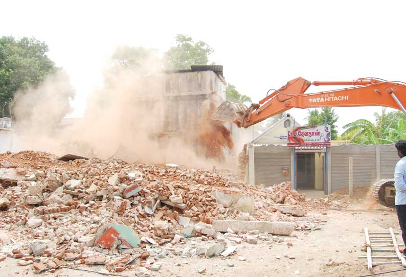 திருவானைக்காவலில் ரெயில்வே மேம்பால பணிக்காக கையகப்படுத்தப்பட்ட பகுதியில் வீடு, கடைகள் இடிப்பு